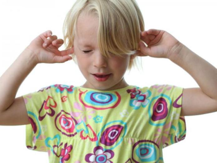Foto af barn, der holder sig for ørerne: Colourboxe. 