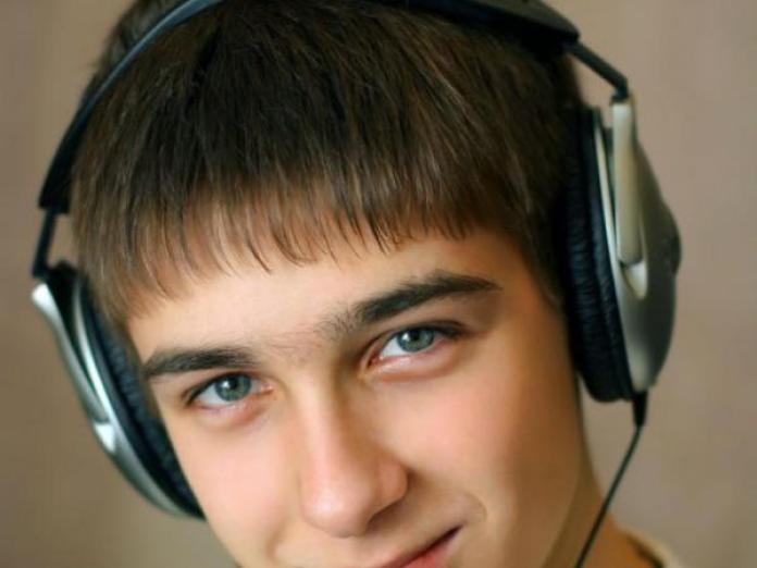 Foto af teenager med hovedtelefoner: Colourbox