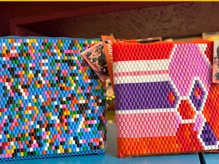 Billede af kreative punge i perler, man kan købe.